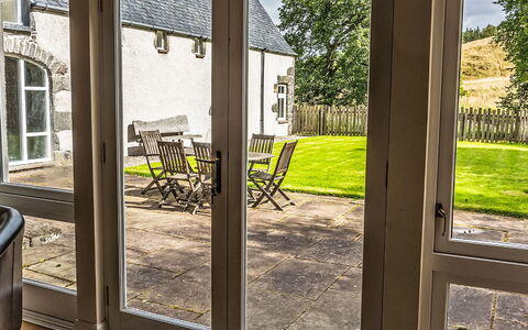 Old Stables: Gebäude, Pflanze, Fenster, Tür, Schatten, Holz, Interior Design, Baum, Haus