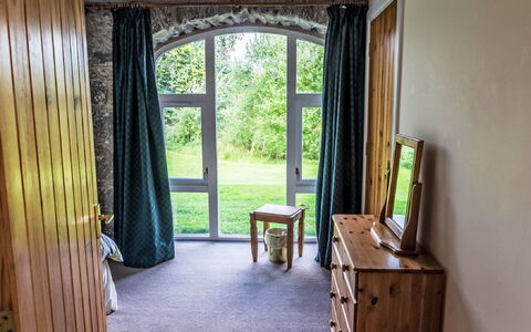Old Stables: Eigentum, Fenster, Pflanze, Gebäude, Azurblau, Holz, Textil, Interior Design, Baum, Vorhang