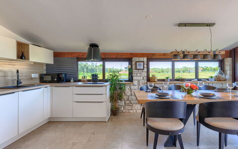 Claudia: Cabinetry, Möbel, Countertop, Gebäude, Pflanze, Küche, Tabelle, Zimmerpflanze, Herd, Holz