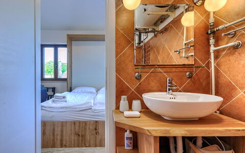 Claudia: Spiegel, Zapfhahn, Badezimmerschrank, Armatur, Eigentum, Sinken, Bad Sink, Badezimmer, Holz, Beleuchtung