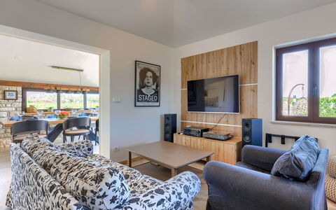 Claudia: Möbel, Couch, Bilderrahmen, Fenster, Tabelle, Holz, Beleuchtung, Wohnzimmer, Interior Design, Fussboden