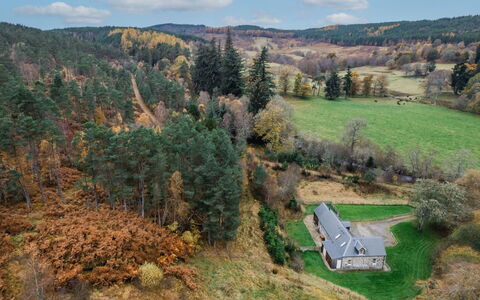 The Barn: Wolke, Himmel, Pflanze, Natürliche Landschaft, Berg, Lärche, Baum, Steigung, Landschaft, Gartenmöbel
