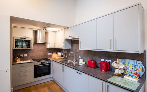 The Barn: Cabinetry, Countertop, Küchengerät, Herd, Holz, Küche, Haushaltsgerät, Interior Design, Flooring, Fussboden