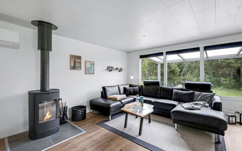 Manko - 1Km from the Sea: Flooring, Möbel, Interior Design, Couch, Wohnzimmer, Fussboden, Decke, Zimmer, Holzboden, Fernsehen