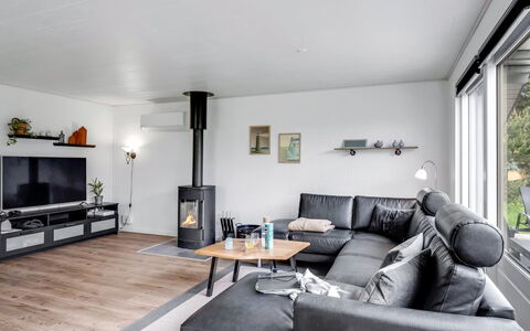 Manko - 1Km from the Sea: Möbel, Interior Design, Couch, Flooring, Wohnzimmer, Fussboden, Fernsehen, Decke, Zimmer, Zuhause