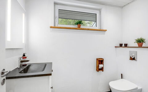 Manko - 1Km from the Sea: Wand, Flooring, Armatur, Interior Design, Fussboden, Installation, Badezimmer, Toilette, Decke, Zapfhahn