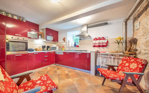 Tuscany for Two: Möbel, Bilderrahmen, Zimmerpflanze, Beleuchtung, Cabinetry, Interior Design, Holz, Gebäude, Wohnzimmer, Fussboden