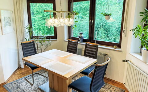 Kersten: Tabelle, Möbel, Eigentum, Pflanze, Blau, Stuhl, Geschirr, Schatten, Interior Design, Gartenmöbel