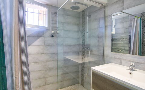 Miramar: Badezimmer, Flooring, Fussboden, Armatur, Interior Design, Toilette, Fliese, Dusche, Installation, Verbundwerkstoff