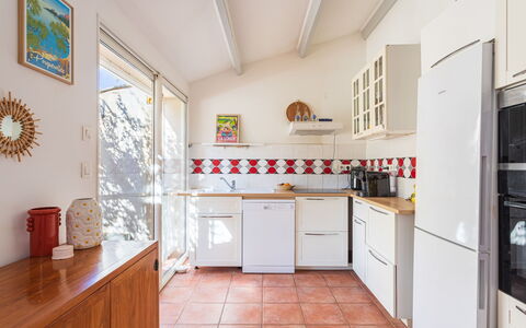 Miramar: Küche, Major Appliance, Countertop, Flooring, Möbel, Küchengerät, Interior Design, Fussboden, Cabinetry, Zimmer