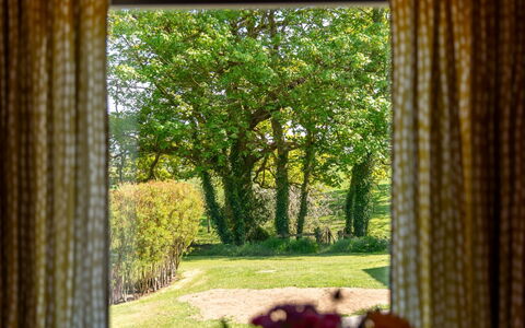 Lodge 1: Tabelle, Möbel, Eigentum, Pflanze, Blau, Stuhl, Geschirr, Schatten, Interior Design, Gartenmöbel