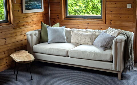 Lodge 4 Hot Tub: Möbel, Couch, Flooring, Textil, Fussboden, Wohnzimmer, Interior Design, Kissen, Dekokissen