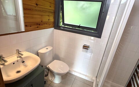 Lodge 4 Hot Tub: Holz, Armatur, Flooring, Badezimmer, Fussboden, Interior Design, Installation, Toilleten Sitz, Toilette, Zimmer
