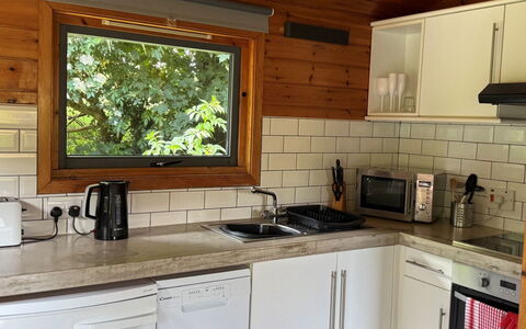 Lodge 4 Hot Tub: Holz, Küchengerät, Küche, Interior Design, Major Appliance, Flooring, Countertop, Möbel, Haushaltsgerät, Zimmer