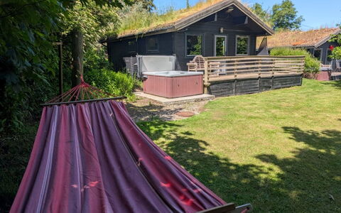 Lodge 4 Hot Tub: Hütte, Hartholz, Schatten, Garten, Gartenbauten, Blockhaus, Hinterhof, Garten, Planke, Holzbeize