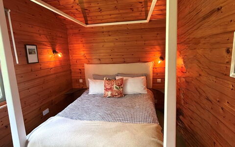 Lodge 4 Hot Tub: Interior Design, Flooring, Holz, Fussboden, Decke, Schlafzimmer, Möbel, Beleuchtung, Bett, Zimmer
