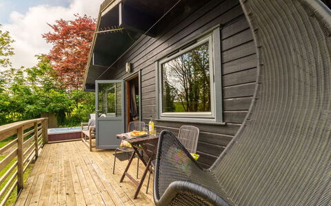 Lodge 4 Hot Tub: Tabelle, Möbel, Eigentum, Pflanze, Blau, Stuhl, Geschirr, Schatten, Interior Design, Gartenmöbel