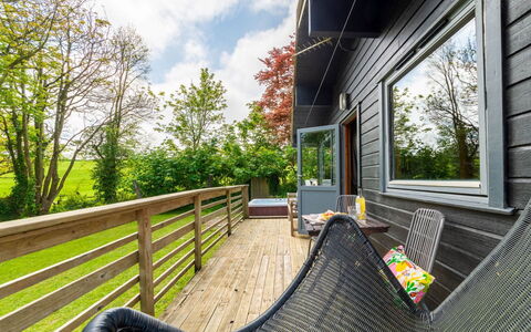 Lodge 4 Hot Tub: Tabelle, Möbel, Eigentum, Pflanze, Blau, Stuhl, Geschirr, Schatten, Interior Design, Gartenmöbel