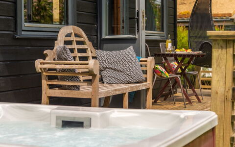 Lodge 4 Hot Tub: Tabelle, Möbel, Eigentum, Pflanze, Blau, Stuhl, Geschirr, Schatten, Interior Design, Gartenmöbel