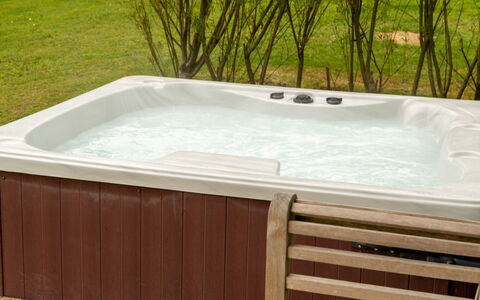 Lodge 6 - Hot Tub Lodge: Tabelle, Möbel, Eigentum, Pflanze, Blau, Stuhl, Geschirr, Schatten, Interior Design, Gartenmöbel