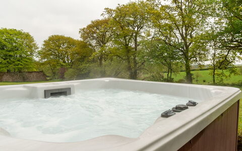 Lodge 6 - Hot Tub Lodge: Tabelle, Möbel, Eigentum, Pflanze, Blau, Stuhl, Geschirr, Schatten, Interior Design, Gartenmöbel