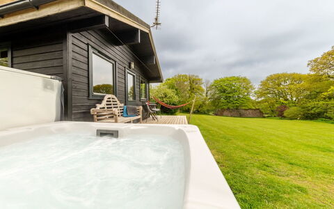 Lodge 6 - Hot Tub Lodge: Tabelle, Möbel, Eigentum, Pflanze, Blau, Stuhl, Geschirr, Schatten, Interior Design, Gartenmöbel