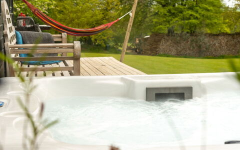 Lodge 6 - Hot Tub Lodge: Tabelle, Möbel, Eigentum, Pflanze, Blau, Stuhl, Geschirr, Schatten, Interior Design, Gartenmöbel