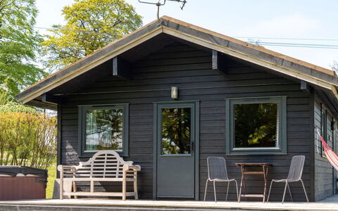 Lodge 5 - Hot Tub Lodge: Tabelle, Möbel, Eigentum, Pflanze, Blau, Stuhl, Geschirr, Schatten, Interior Design, Gartenmöbel