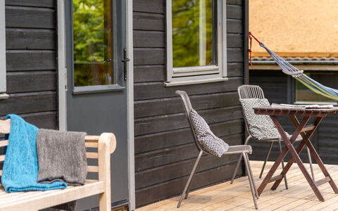 Lodge 5 - Hot Tub Lodge: Tabelle, Möbel, Eigentum, Pflanze, Blau, Stuhl, Geschirr, Schatten, Interior Design, Gartenmöbel