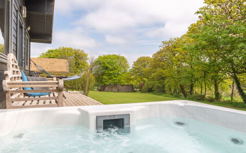 Lodge 5 - Hot Tub Lodge: Tabelle, Möbel, Eigentum, Pflanze, Blau, Stuhl, Geschirr, Schatten, Interior Design, Gartenmöbel