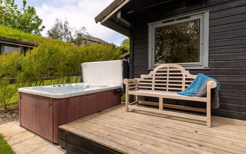 Lodge 5 - Hot Tub Lodge: Tabelle, Möbel, Eigentum, Pflanze, Blau, Stuhl, Geschirr, Schatten, Interior Design, Gartenmöbel