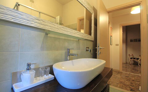 Dal Molin Apartment, Garda Lake, Ac, Fitness, Jacu: Zapfhahn, Spiegel, Armatur, Eigentum, Sinken, Bad Sink, Gebäude, Badezimmer, Badezimmerschrank, Holz