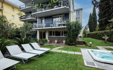 Dal Molin Apartment, Garda Lake, Ac, Fitness, Jacu: Pflanze, Gebäude, Fenster, Interior Design, Die Architektur, Schatten, Urban Design, Eigentumswohnung, Wohngebiet, Haus