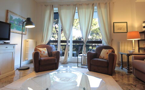 Dal Molin Apartment, Garda Lake, Ac, Fitness, Jacu: Möbel, Bilderrahmen, Eigentum, Tabelle, Komfort, Gebäude, Beleuchtung, Holz, Interior Design, Textil