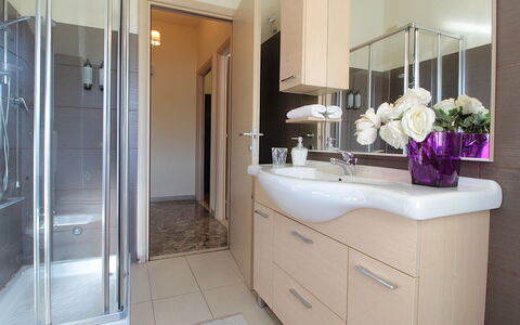 Provenzale Apartment, Garda Lake, Jacuzzi, Fitness: Spiegel, Badezimmerschrank, Pflanze, Zapfhahn, Armatur, Sinken, Cabinetry, Interior Design, Badezimmer, Blume