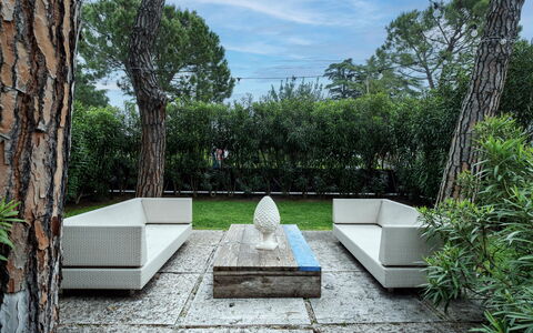 Provenzale Apartment, Garda Lake, Jacuzzi, Fitness: Pflanze, Himmel, Eigentum, Wolke, Baum, Gras, Gebäude, Wand, Strauch, Landschaft