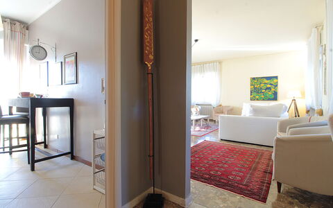 Provenzale Apartment, Garda Lake, Jacuzzi, Fitness: Möbel, Gebäude, Komfort, Holz, Tür, Flooring, Fussboden, Schatten, Haus