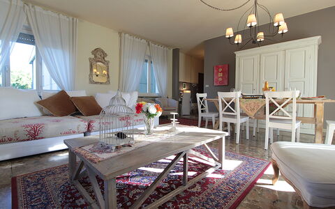 Provenzale Apartment, Garda Lake, Jacuzzi, Fitness: Tabelle, Eigentum, Möbel, Fenster, Dekoration, Interior Design, Couch, Fussboden, Wohnzimmer, Flooring