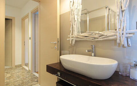 Catullo 18 Apartment, Garda Lake, Jacuzzi, Fitness: Zapfhahn, Armatur, Spiegel, Sinken, Bad Sink, Eigentum, Holz, Gebäude, Badezimmer, Interior Design