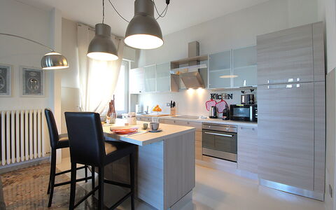Catullo 18 Apartment, Garda Lake, Jacuzzi, Fitness: Countertop, Möbel, Cabinetry, Stuhl, Tabelle, Küche, Beleuchtung, Interior Design, Holz
