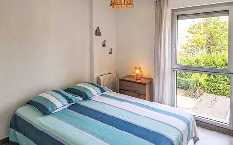 Six Fours 801: Möbel, Bett, Interior Design, Schlafzimmer, Fussboden, Flooring, Zimmer, Wand, Bettdecke, Holz