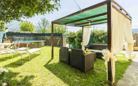Camaiore House With Pool, La Casa Dei Ricci: Himmel, Pflanze, Schatten, Gebäude, Baum, Grundstueck, Gartenmöbel, Freizeit, Gras, Landschaft