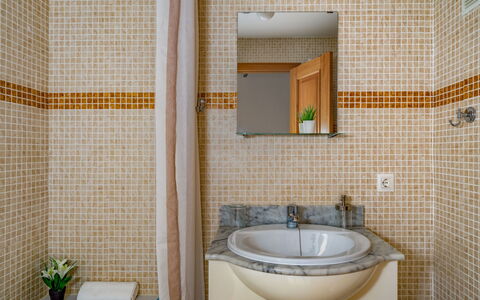 Aldea Hills: Spiegel, Zapfhahn, Armatur, Sinken, Pflanze, Eigentum, Bad Sink, Gebäude, Badezimmer, Interior Design