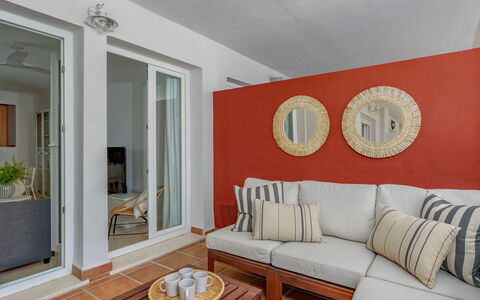Aldea Hills: Tabelle, Möbel, Couch, Holz, Komfort, Beleuchtung, Studio Couch, Interior Design, Wohnzimmer, Schatten