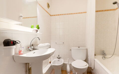 L'Antonia: Spiegel, Armatur, Zapfhahn, Sinken, Bad Sink, Badezimmer, Lila, Gebäude, Interior Design, Fussboden