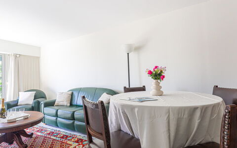 L'Antonia: Tabelle, Möbel, Gebäude, Pflanze, Couch, Blume, Interior Design, Haus, Stuhl, Tischdecke