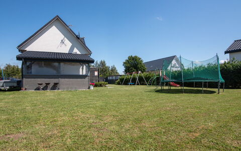 Nemo: Dach, Haus, Zuhause, Rasen, Grundstueck, Hütte, Schatten, Garten, Hinterhof, Garten