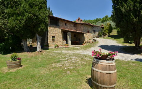 Villa Sette Ponti Levante: Pflanze, Himmel, Gebäude, Blumentopf, Fenster, Baum, Grundstueck, Gras, Haus, Fass