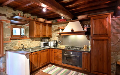 Villa Sette Ponti Levante: Countertop, Cabinetry, Eigentum, Küchengerät, Küche, Herd, Holz, Schublade, Interior Design, Haushaltsgerät