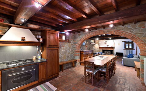 Villa Sette Ponti Levante: Möbel, Eigentum, Tabelle, Cabinetry, Stuhl, Holz, Gebäude, Interior Design, Schublade, Flooring